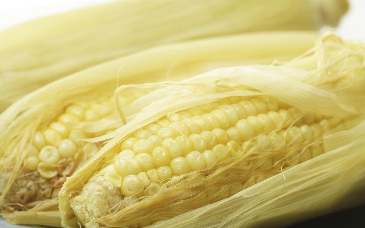 玉米|吃了30多年煮玉米,才知道好吃的做法,多加2味料,玉米软糯香甜