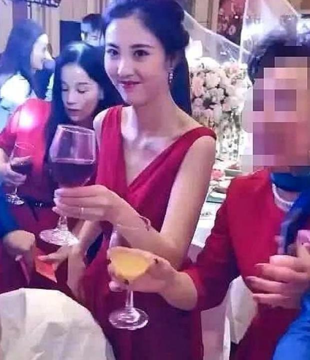 "最美丈母娘"走红,风韵迷人艳压新娘,网友:这颜值不输明星