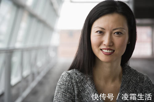 补钙|中年人如何远离骨质疏松？日常多吃这2种食物，或能如愿