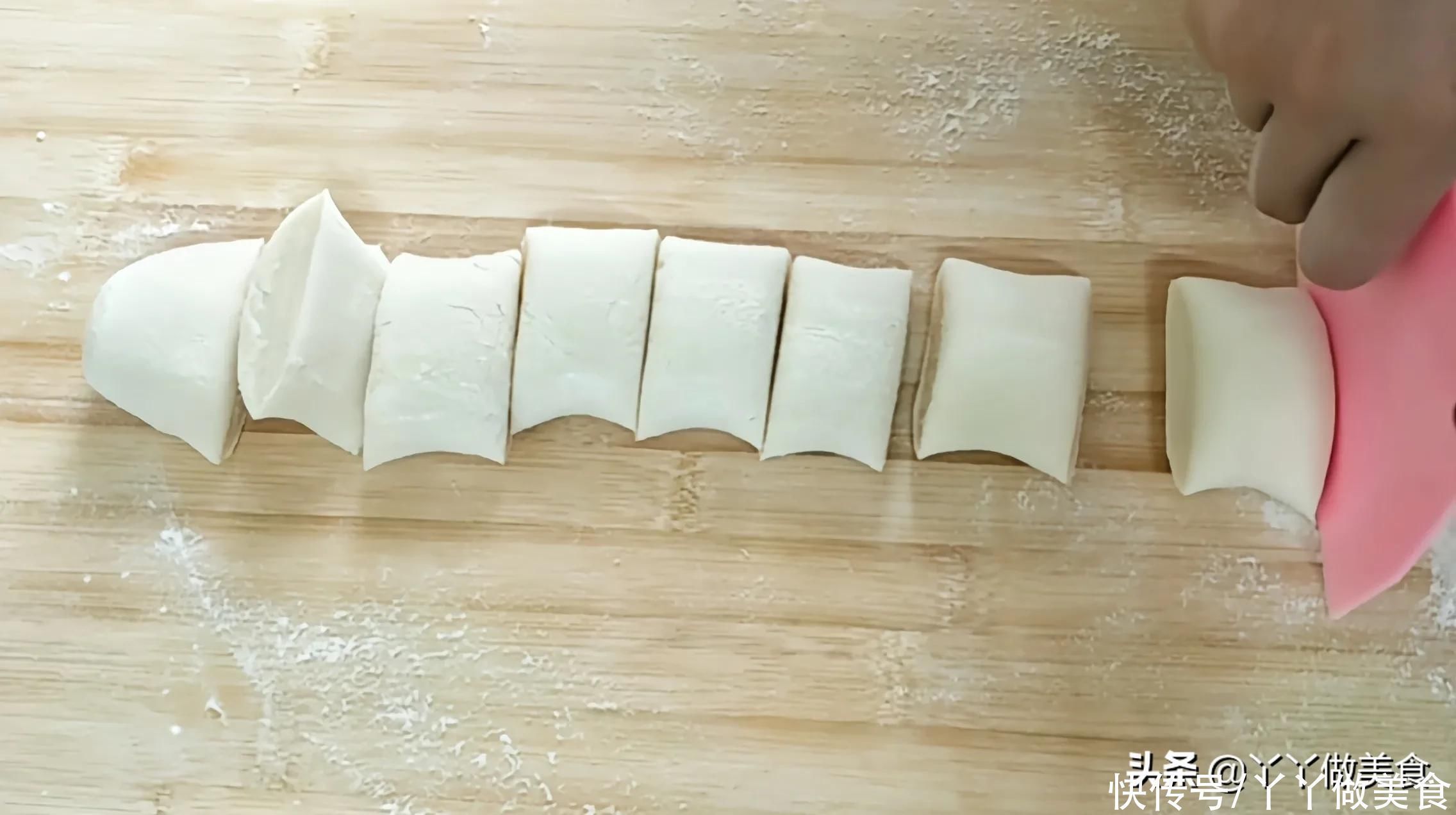 面粉|孩子最喜欢的烫面糖饼，5分钟教你在家做，步骤详细，看了你也馋