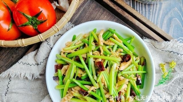 鸡丝炒芹菜,五分钟快手家常菜,鸡肉嫩滑不柴,芹菜脆口不塞牙