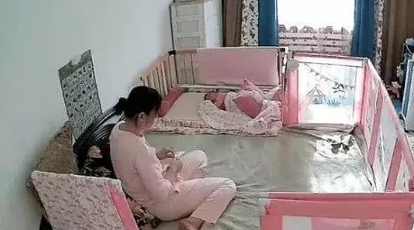 工作|保姆在家看宝宝，妈妈不放心看监控，却被她感动哭了！