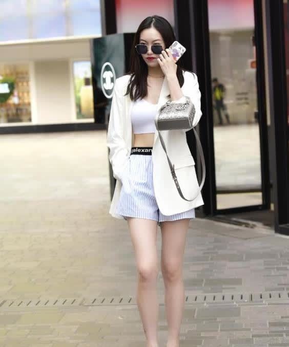 连衣裙 耀如春华的美女, 一条红色连衣裙外搭白色开衫, 女人味十足