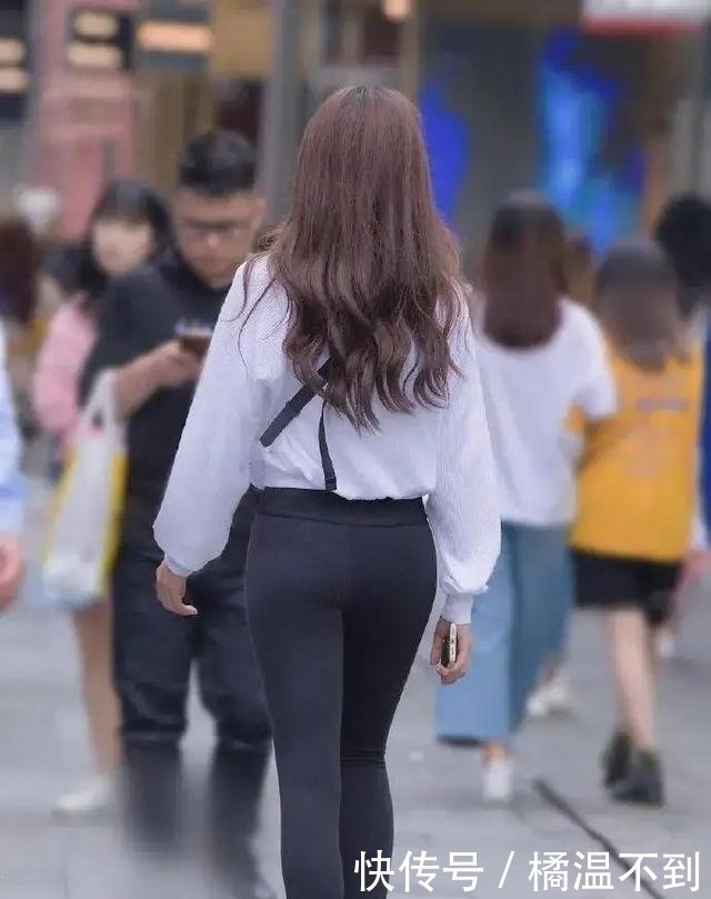 美女|脱下短裙,打底裤在修身上更“吃香”