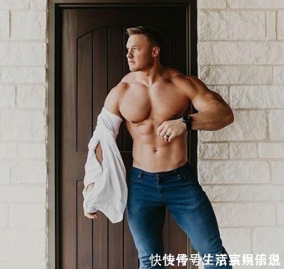 业主|美国最强壮装修工，8块腹肌超级明显，上班常被女业主邀请吃饭！