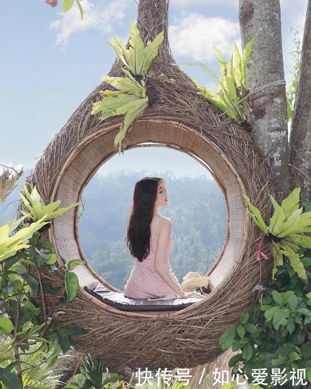 这些穿开叉裙的女人真会穿,穿得越简单越时髦,用力打扮不如简单