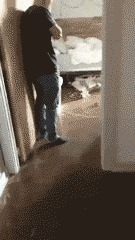 |搞笑GIF:美女是梦到什么了?谁知道劲什么大,晚上跪榴莲吧