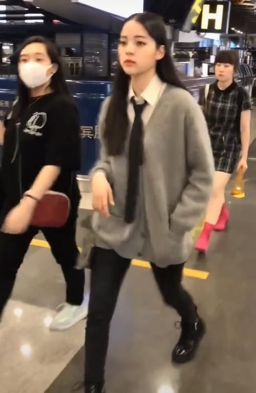 清纯|清纯妹妹的时尚毛衣穿搭，毛衣加衬衫，帅和甜美一样不缺！