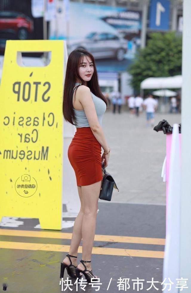 百褶裙|街拍黑色的时装搭配百褶裙增加女人味