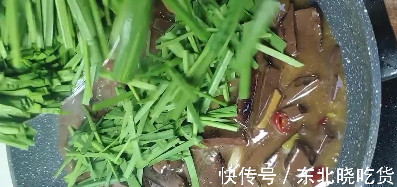 猪血炒韭菜,鲜嫩爽口咸香微辣,清除体力垃圾,常吃有益身体健康
