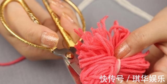 没用的旧毛线不要扔，缠在手上剪一刀，朋友看了都问我在哪里买的