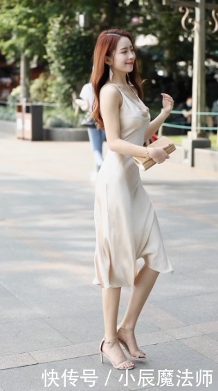 小姐姐爱穿丝滑绸缎连衣裙，太衬好身材，气质十足