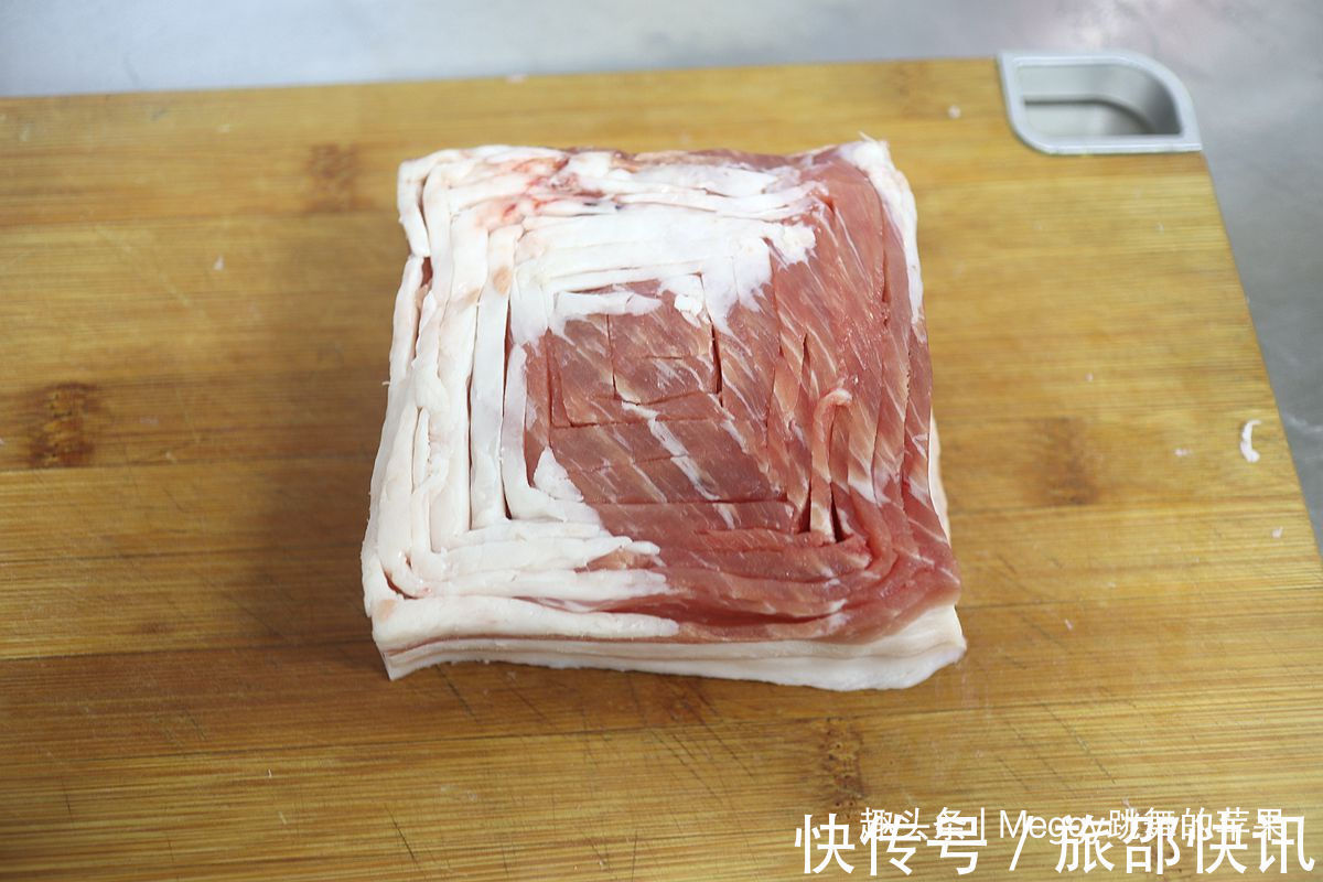 入味|想了20年的宝塔肉，第一次就成功了，蒸着吃入味又下饭，太香了