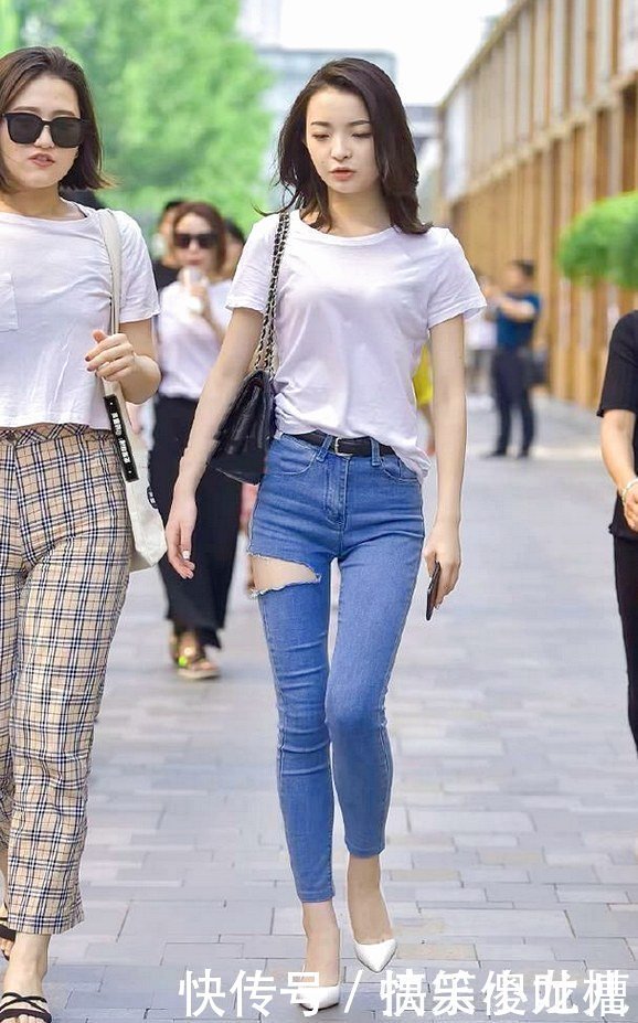 漂亮|姐姐穿九分紧身牛仔裤,化了漂亮的妆,给人耳目一新的感觉