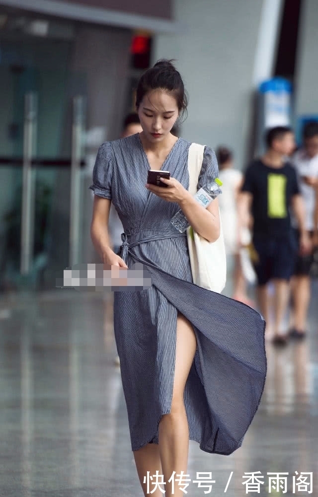 婉约轻盈的连衣裙穿出窈窕好身姿,尽显女性的优雅韵味