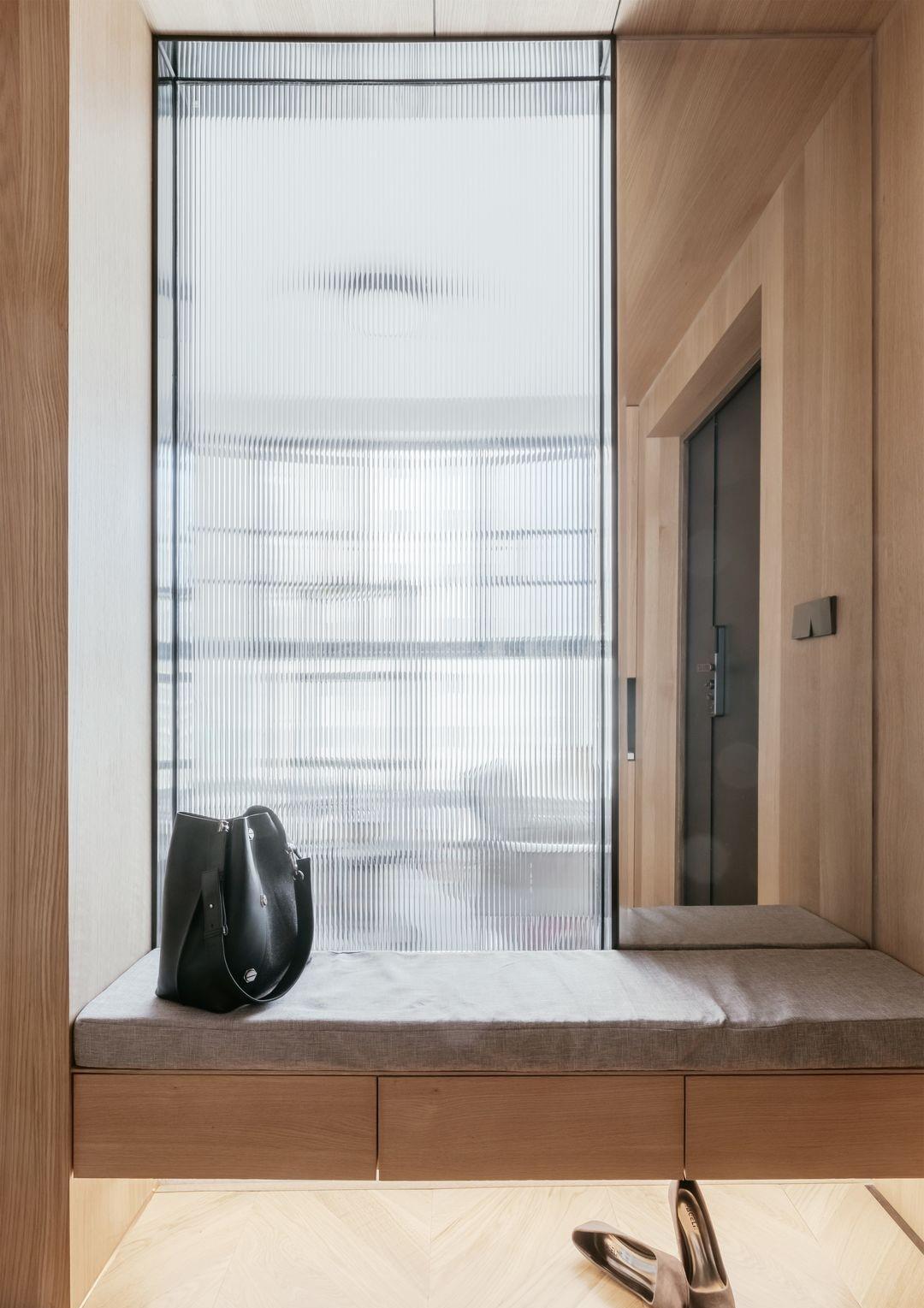 灰色|200平的简约风复式,用黑白的素雅和实木的温润,塑造最真实的家