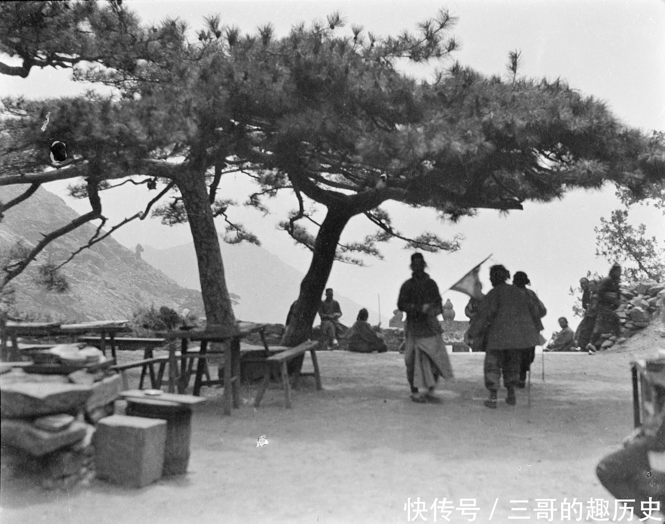 民国老照片：1919年泰山，小脚老妇徒步登山拜泰山娘娘