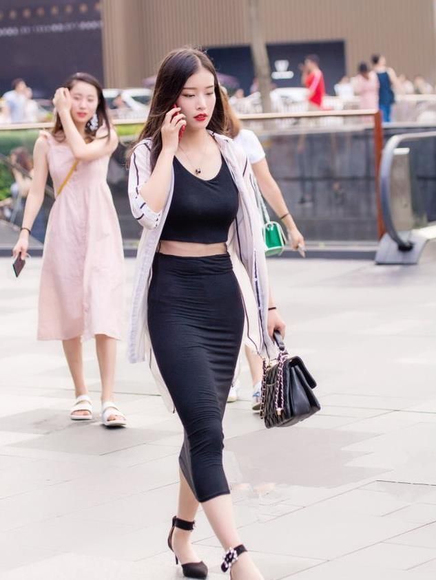 街拍青春洋溢的紧身裙美女,彰显潮流的气息