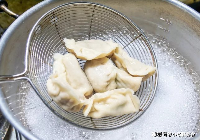 沸水|煮饺子时，沸水不能直接下锅，多加一步，饺子好吃不破皮