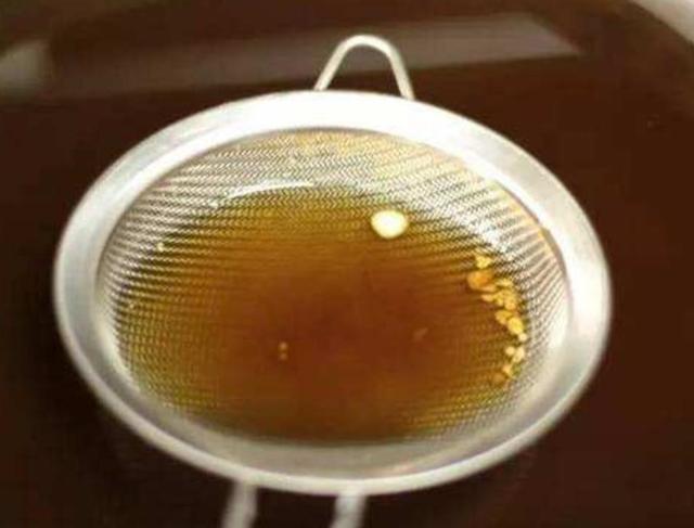 炸东西剩下的油怎么处理大厨教你一招,剩油瞬间变香油