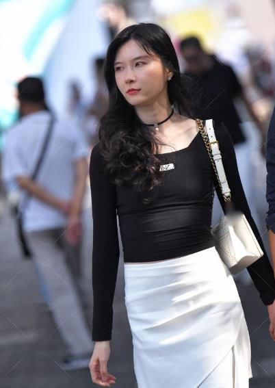 小姐姐搭黑色“紧身”上衣，配白色包臀裙，效果很出色，整洁干净