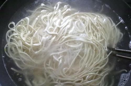 煮面条,“最怕”开水下锅,很多人都不知道,难怪面条起坨不劲道