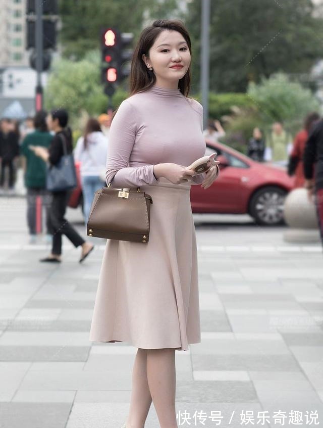 高领长袖 淡紫色的高领长袖配上深杏色的半身裙,优雅时尚又美丽清新!