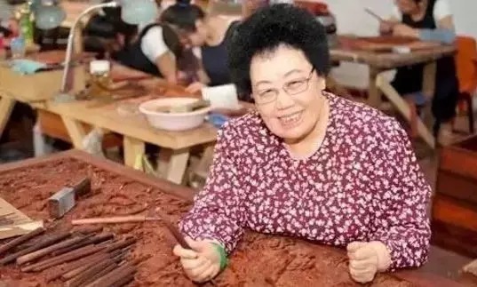 富婆|中国第一富婆家被盗 丢了手把件、手串、戒指 郭德纲还曾专门拜访