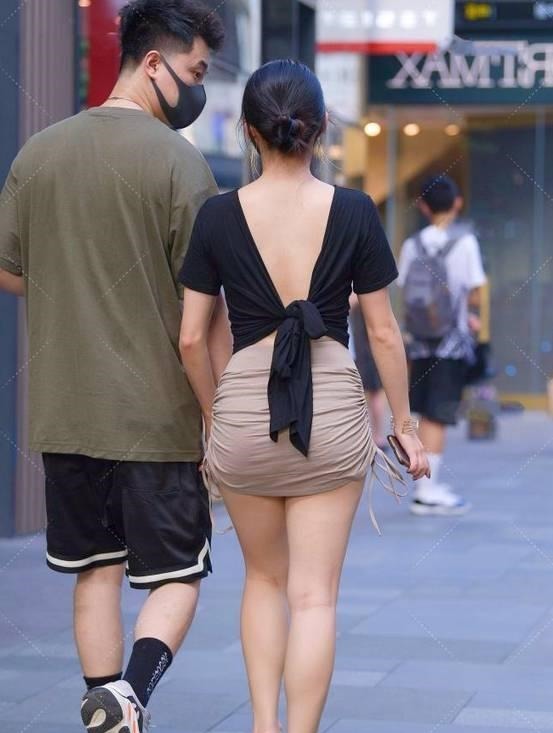 包裙 清新的美女，身穿黑色的T恤搭配修身包裙，展现出优雅有活力的美