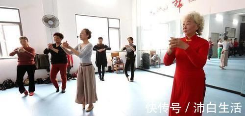 睡眠质量|女性绝经前后，坚持做五件事，缓解不适症状，舒舒服服度过更年期