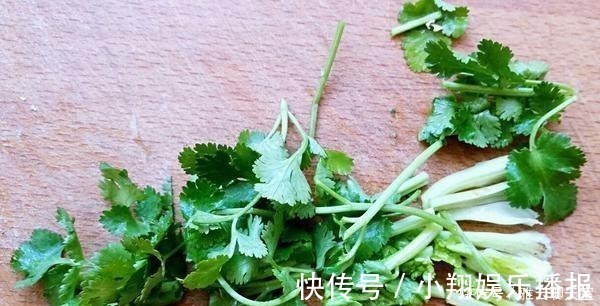 泡发粉条别只知道傻傻用水,大厨教你一招,5分钟快速泡软还筋道