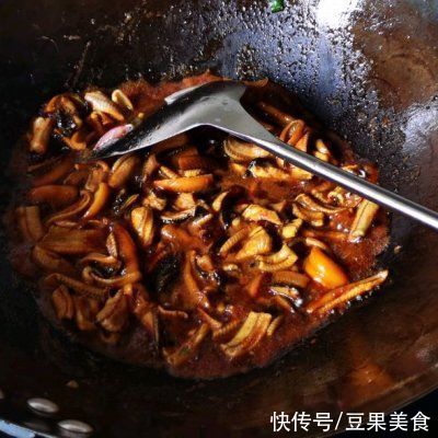 响油鳝糊|洋葱炒鳝丝一端上来，锅里的米饭都变成了摆设