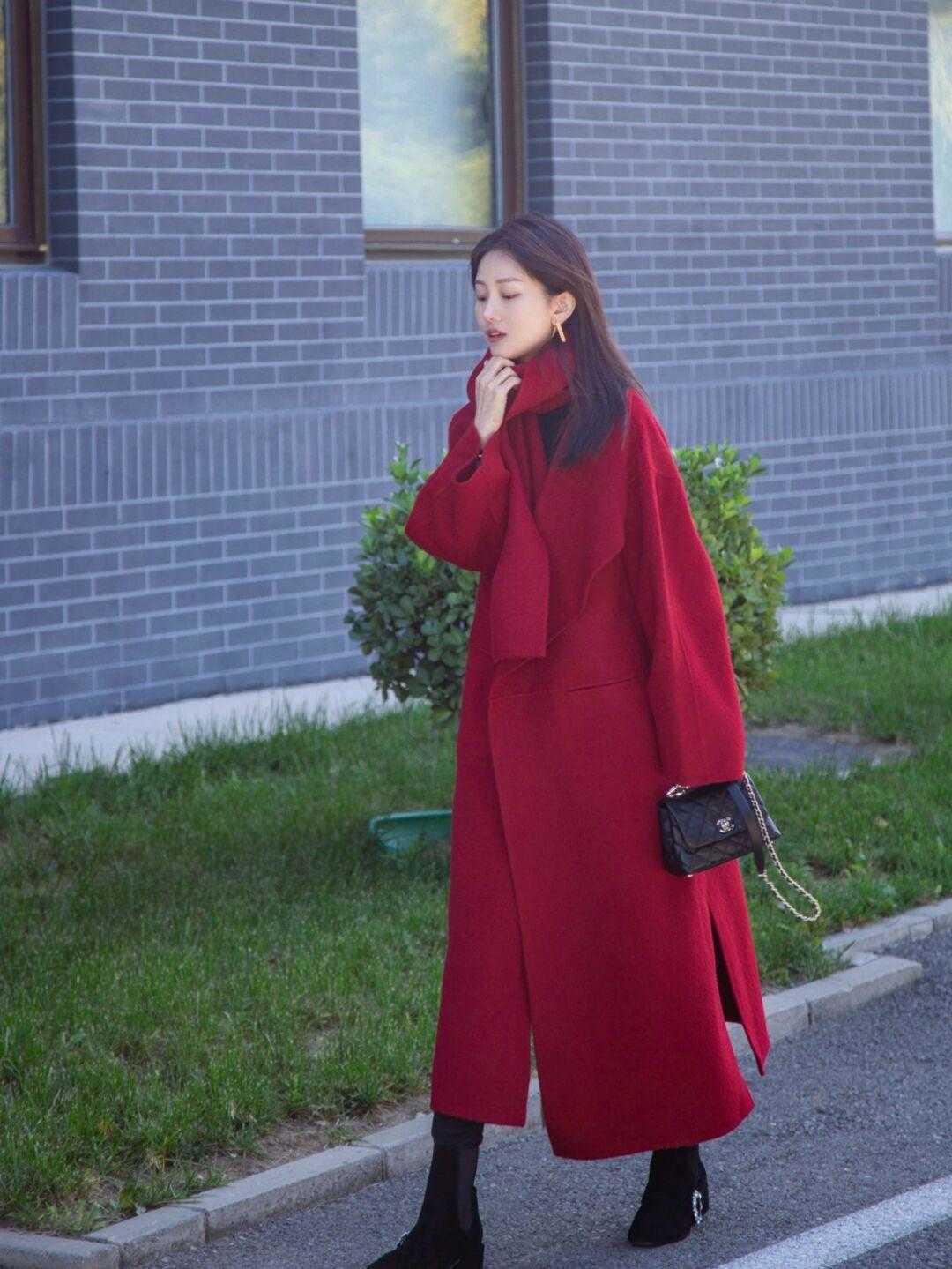 穿搭|降温了,红色大衣竟然这么气质,一看就离不开的穿搭,喜庆又显白
