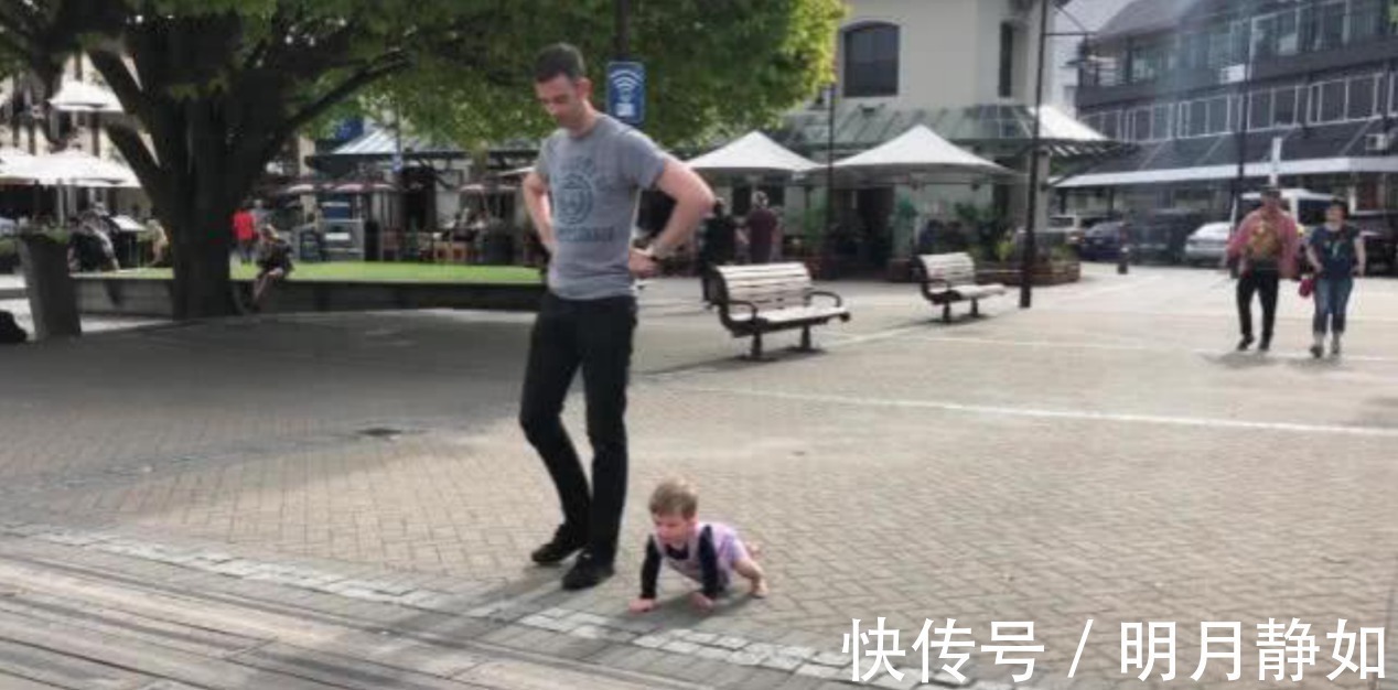 遛弯儿|高颜值长腿爸爸,遛娃照一夜走红,网友:妈妈好福气
