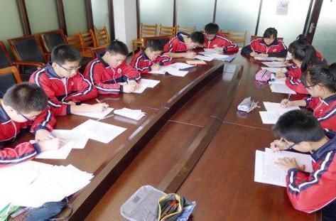 鲸落体!网红字体风靡中学,奶酪体、鲸落体已过时,加强版“豆腐体”来了