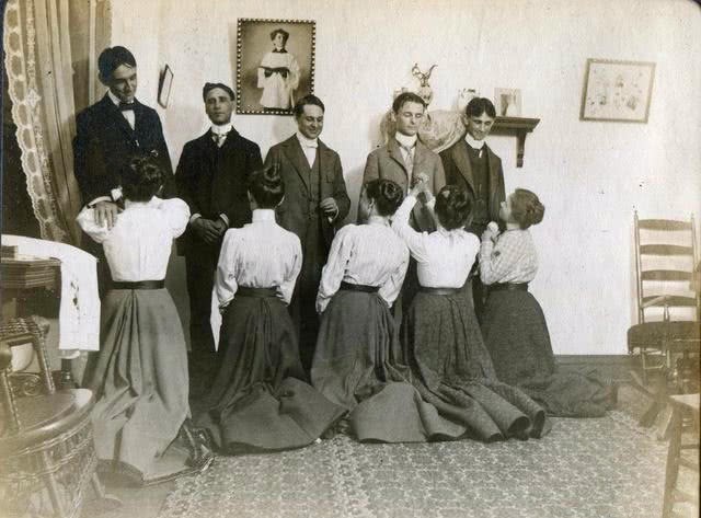 历史|历史上那些让你过目难忘的图片，猜猜图3女性跪着干啥？图5正在打啵……