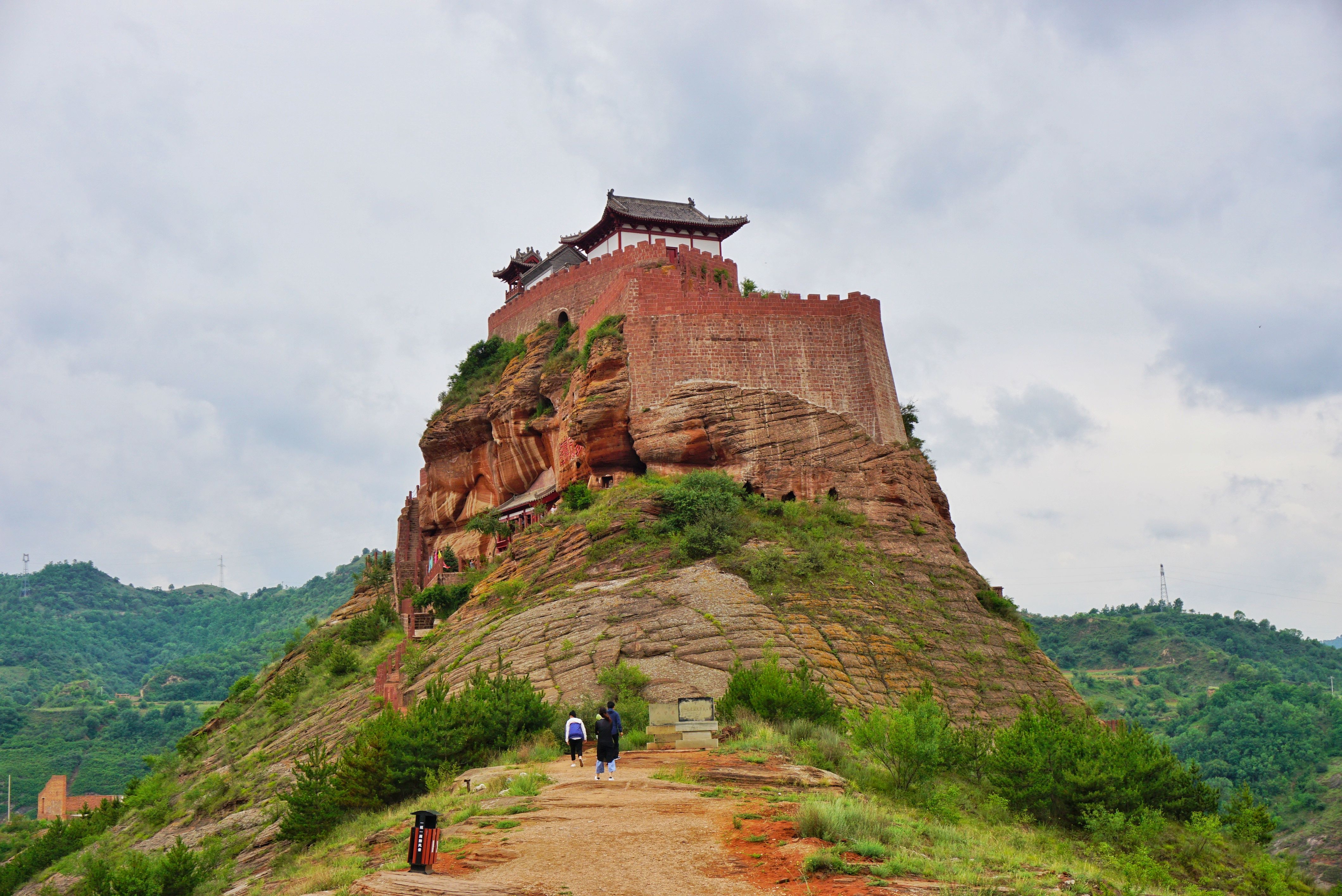 悬崖峭壁上的永宁山古寨