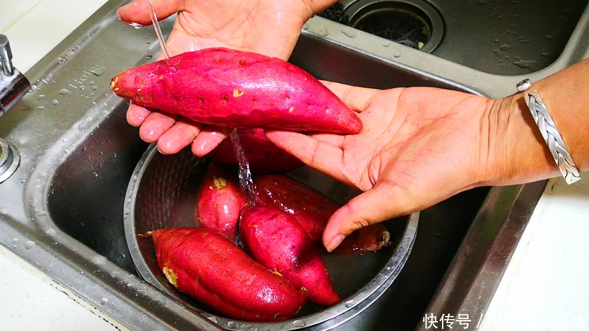 简单|原来烤红薯如此简单,往电饭锅里一扔,香甜还流糖汁,比买的好吃