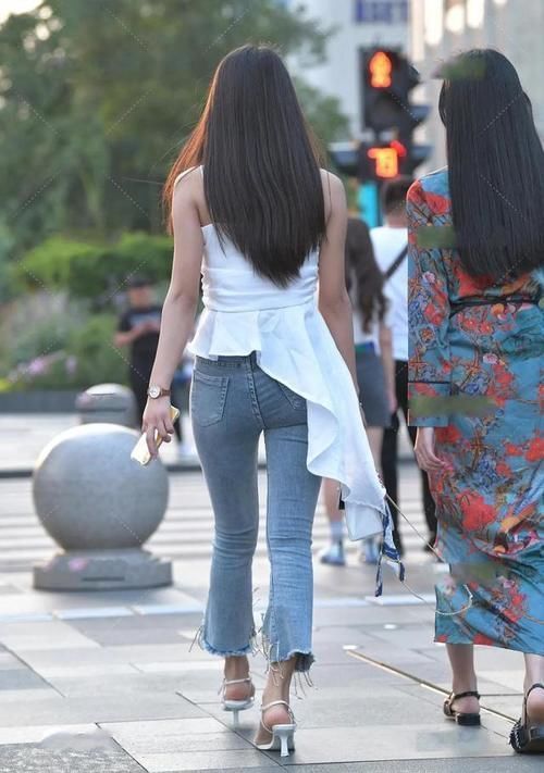 喇叭裤 白色吊带上衣搭配灰色喇叭裤,简单的装扮却穿出了心动的感觉