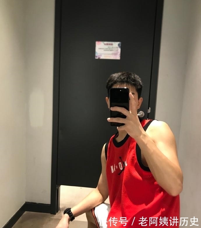 小哥哥|天蝎座大男孩,满身精肌的体育生,这样的肌肉小哥哥,痞帅可人!