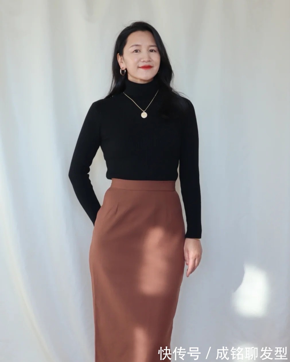 包臀裙 50岁的妈妈别总穿宽松款,修身包臀裙百搭又显身材,优雅还有韵味