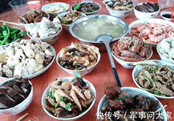 为何在农村吃酒席,一道菜上桌之后,客人便会纷纷离席呢?