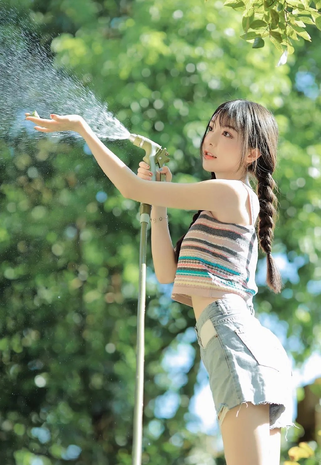 街拍时尚:大眼睛的女孩,看着就清凉透气