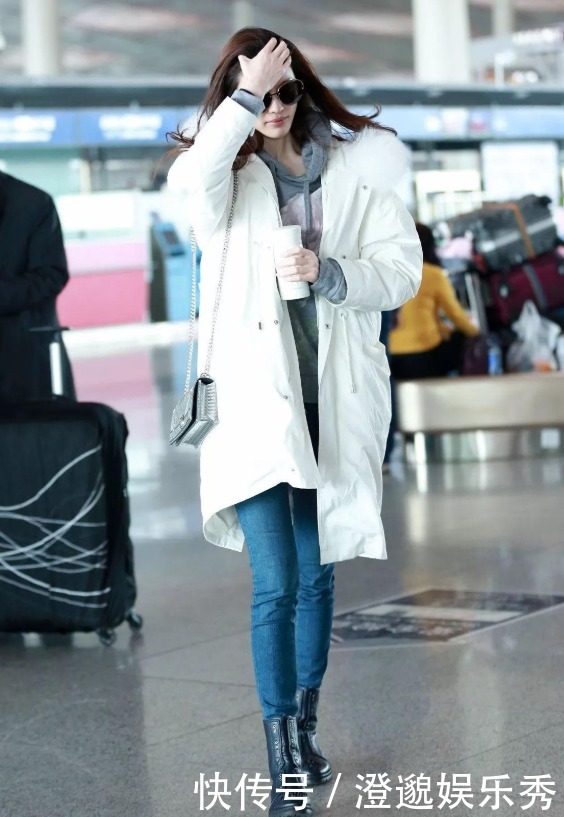 张萌真会穿,白色长款羽绒服搭配百褶裙优雅大气,女人味十足