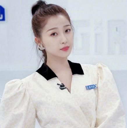 参加综艺第一期就被说“小作精”，虞书欣在节目当中到底多被偏爱？