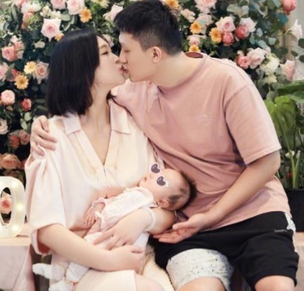 小公主|惠若琪晒一家三口合影!调侃小公主头发,新发型嘟嘴卖萌超减龄