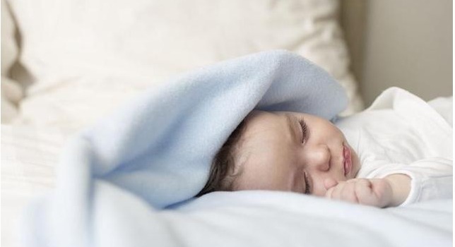 表情|宝爸跟娃睡觉,醒来发现娃“丢了”,仔细看奶爸表情,比娃还可爱