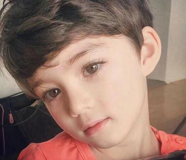 洋娃娃|3岁女童因太美而走红,被人误认为是洋娃娃,没想到妈妈颜值更高