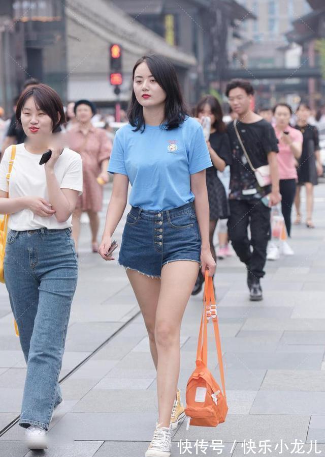 纯棉质 清爽牛仔短裤配蓝色T恤,清新又有气质,轻松穿出新的美感