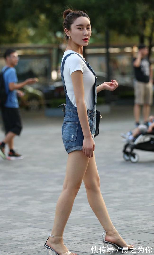 牛仔 小姐姐穿背带牛仔热裤搭配白色T恤,演绎青春气息